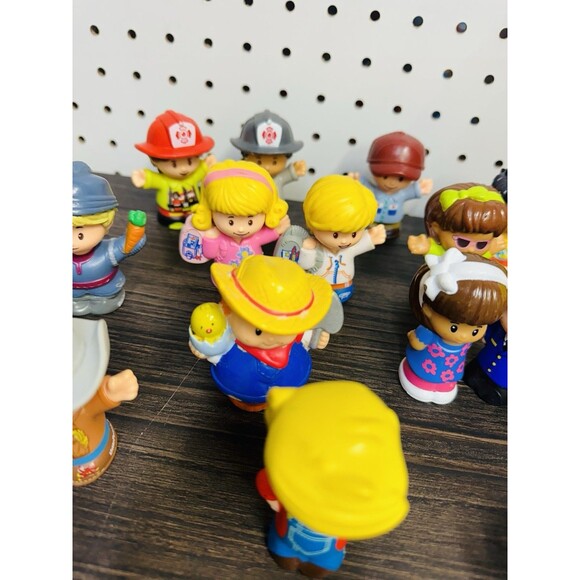 FISHER PRICE LITTLE PEOPLE LOT (28) COUNTRY & FIRST RESPONDERS, PILOTS, ANIMALS - Picture 11 of 11